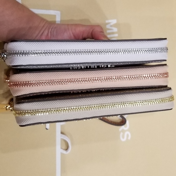 🚫SOLD🚫NWT MK GLITTER LEATHER PHONE WALLET - Picture 8 of 8